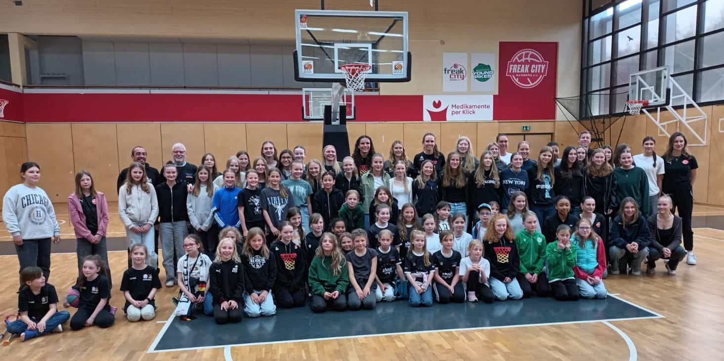 Gruppenfoto des Meet and Greet mit der Deutschen Basketball-Nationalmannschaft der Damen