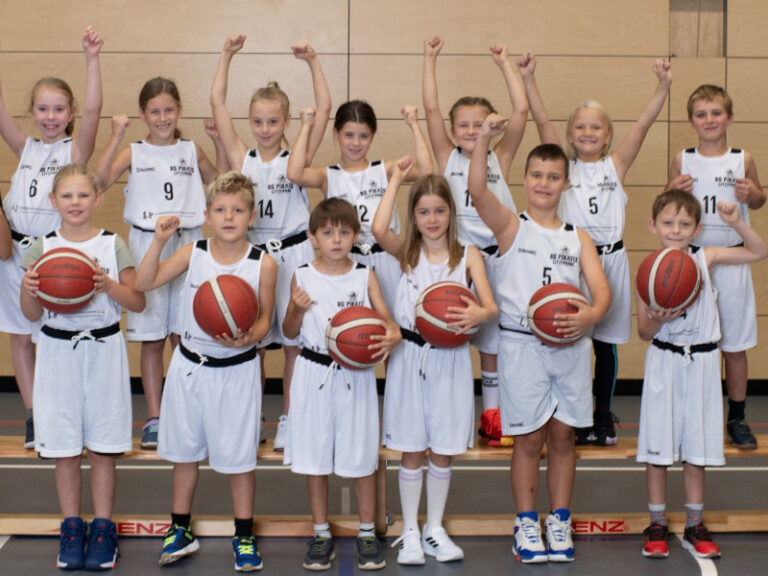 Hemmer Finanzwerk GmbH sponsert neue Trikots