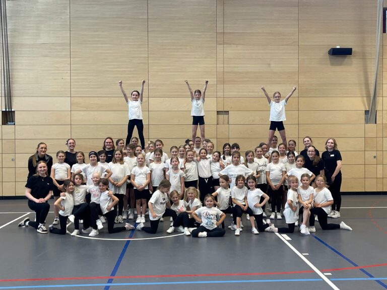 Erfolgreicher Cheerleader-Trainingstag voller Teamgeist